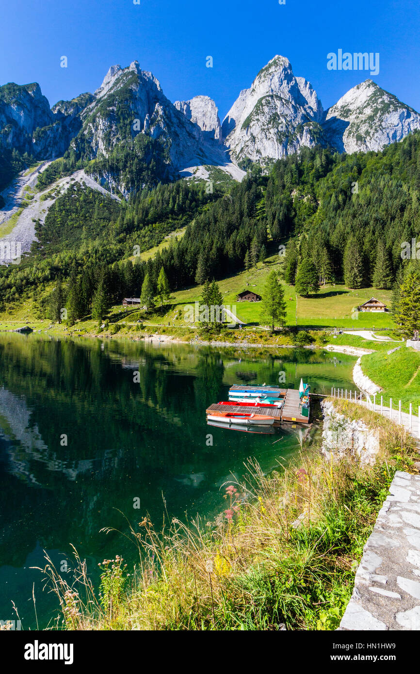Bellissima vista del colorato idilliaco scenario estivo chiaro Gosausee lago di montagna con barche colorate, regione del Salzkammergut Foto Stock