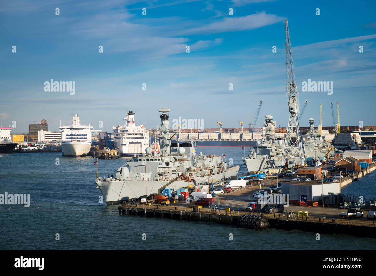 Navy navi ormeggiate in Portsmouth Porto base marina Foto Stock