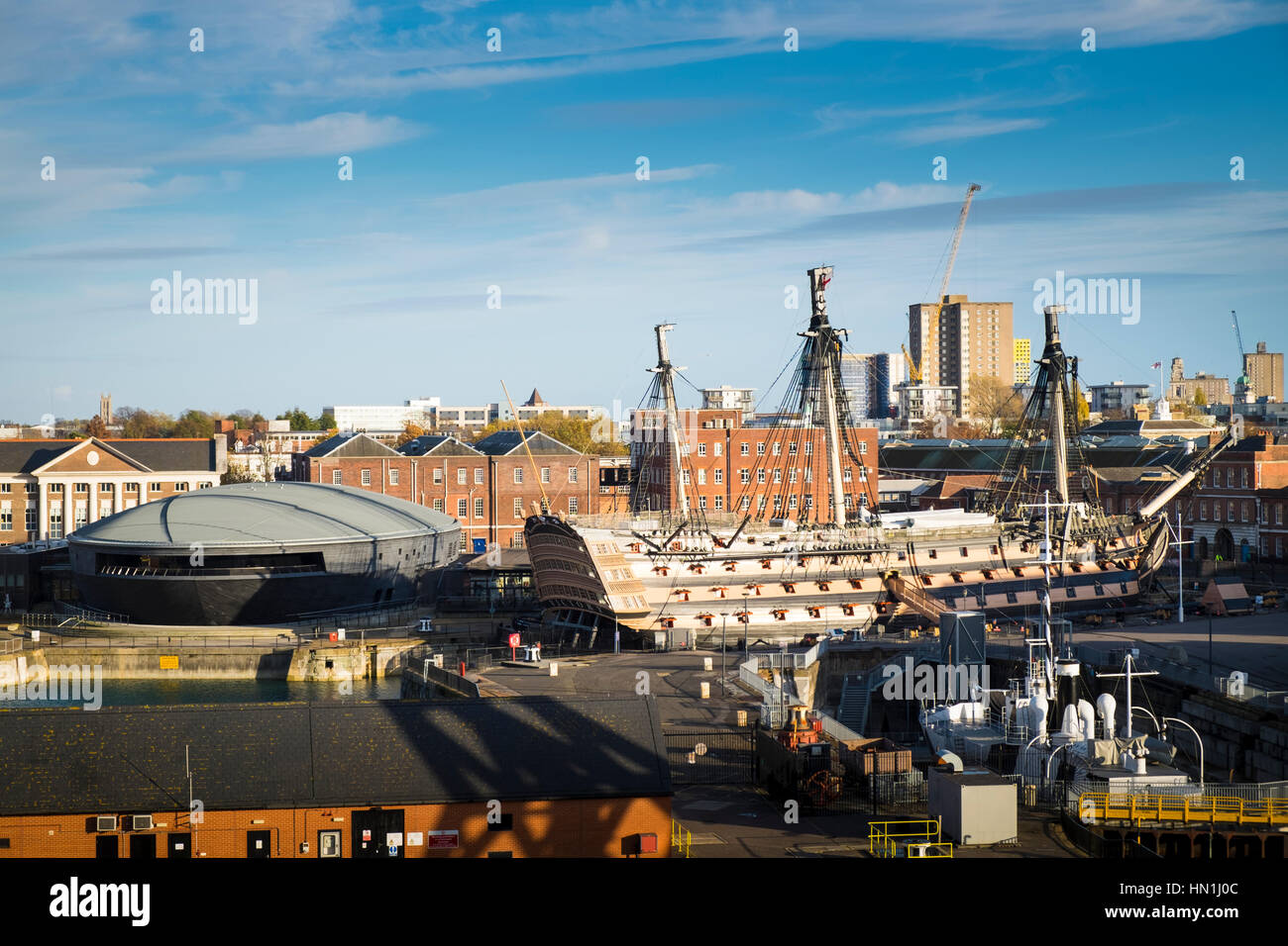 Portsmouth Historic Dockyard con HMS Victory e la nuova Mary Rose museum Foto Stock