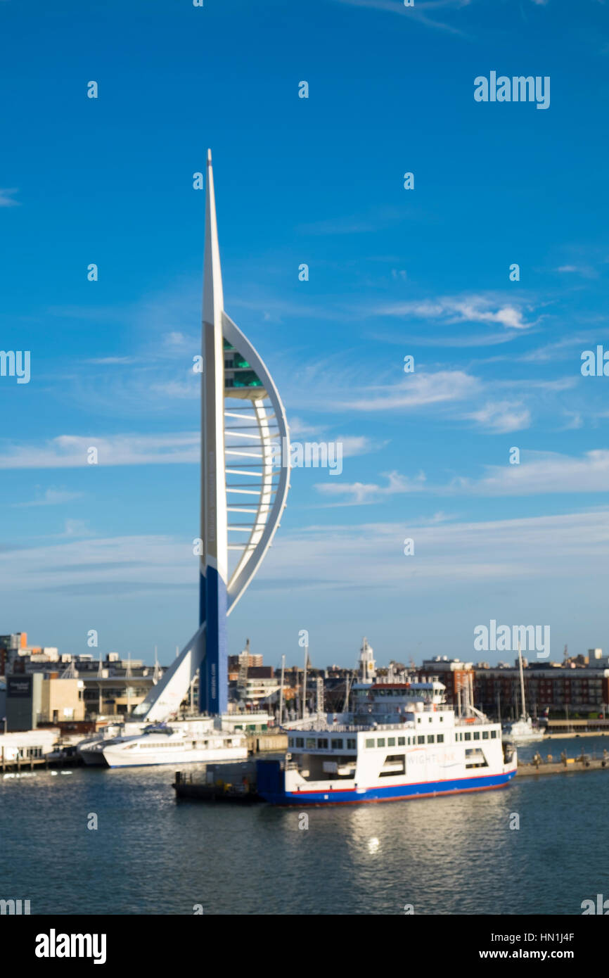 Portsmouth Spinnaker Tower nei suoi nuovi colori e un traghetto per l'Isola di Wight Foto Stock