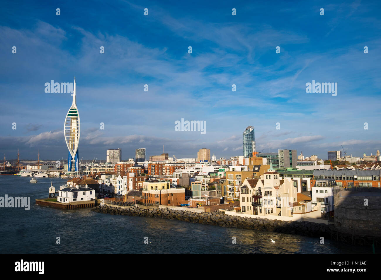 Old Portsmouth e Spinnaker Tower presso l'ingresso al porto di Portsmouth Foto Stock