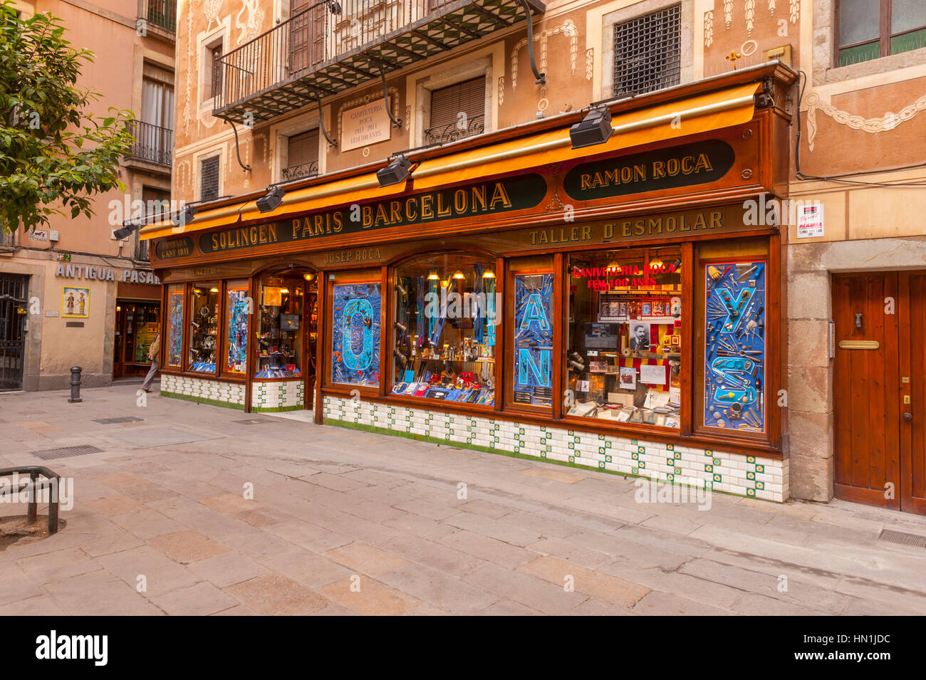 Josep Roca shop in Placa del Pi esterno basilica de santa maria del Pi di Barcellona. la vendita di coltelli e hardware. Foto Stock