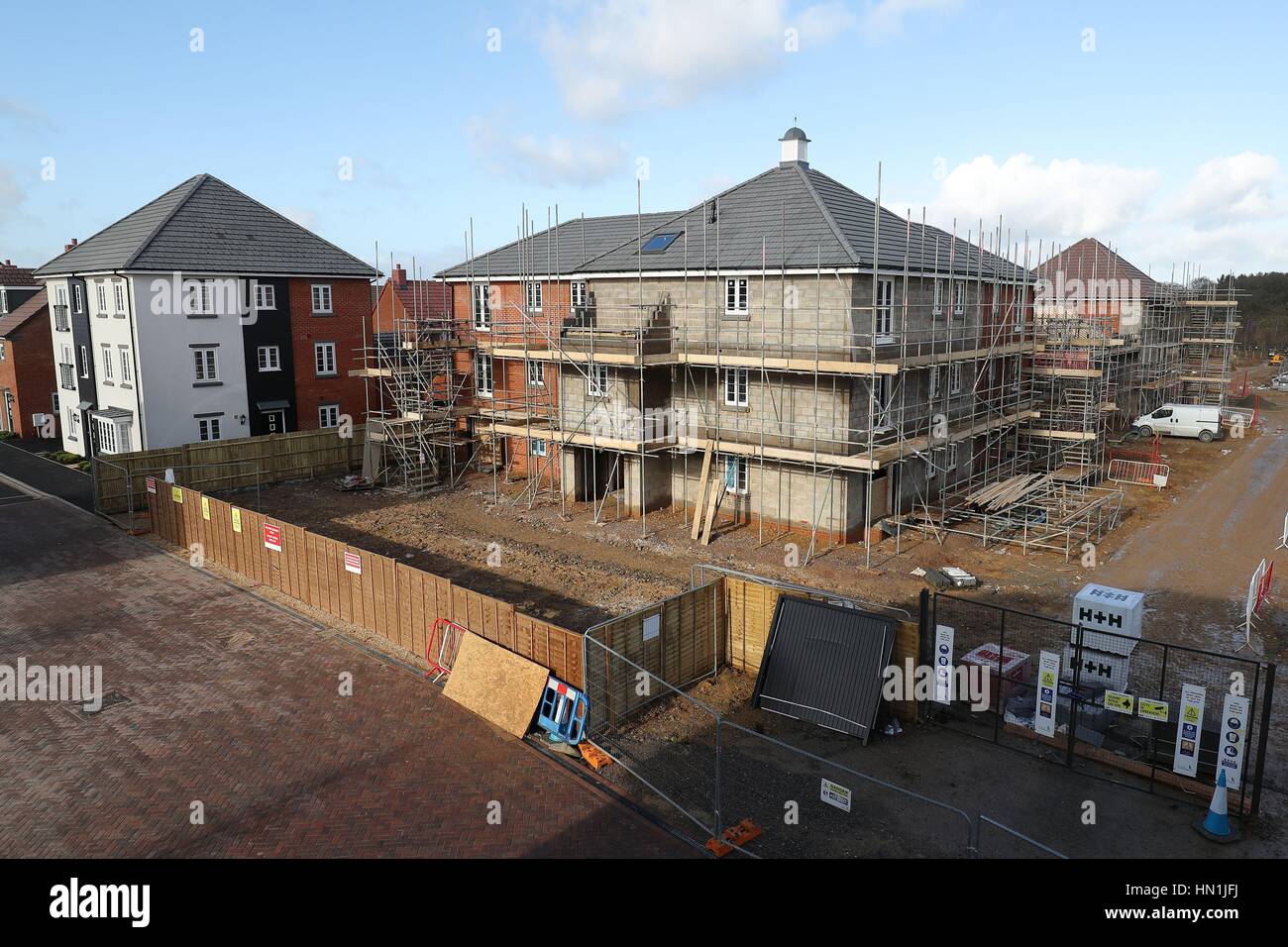 Case in costruzione su un nuovo sviluppo di alloggi a Basingstoke, Hampshire, come le persone che lottano in Inghilterra 'rotto 'mercato degli alloggi non dovrebbe essere offerto una 'falsa scelta' tra l'affitto e l'acquisto, Comunità Segretario Sajid Javid ha detto. Foto Stock