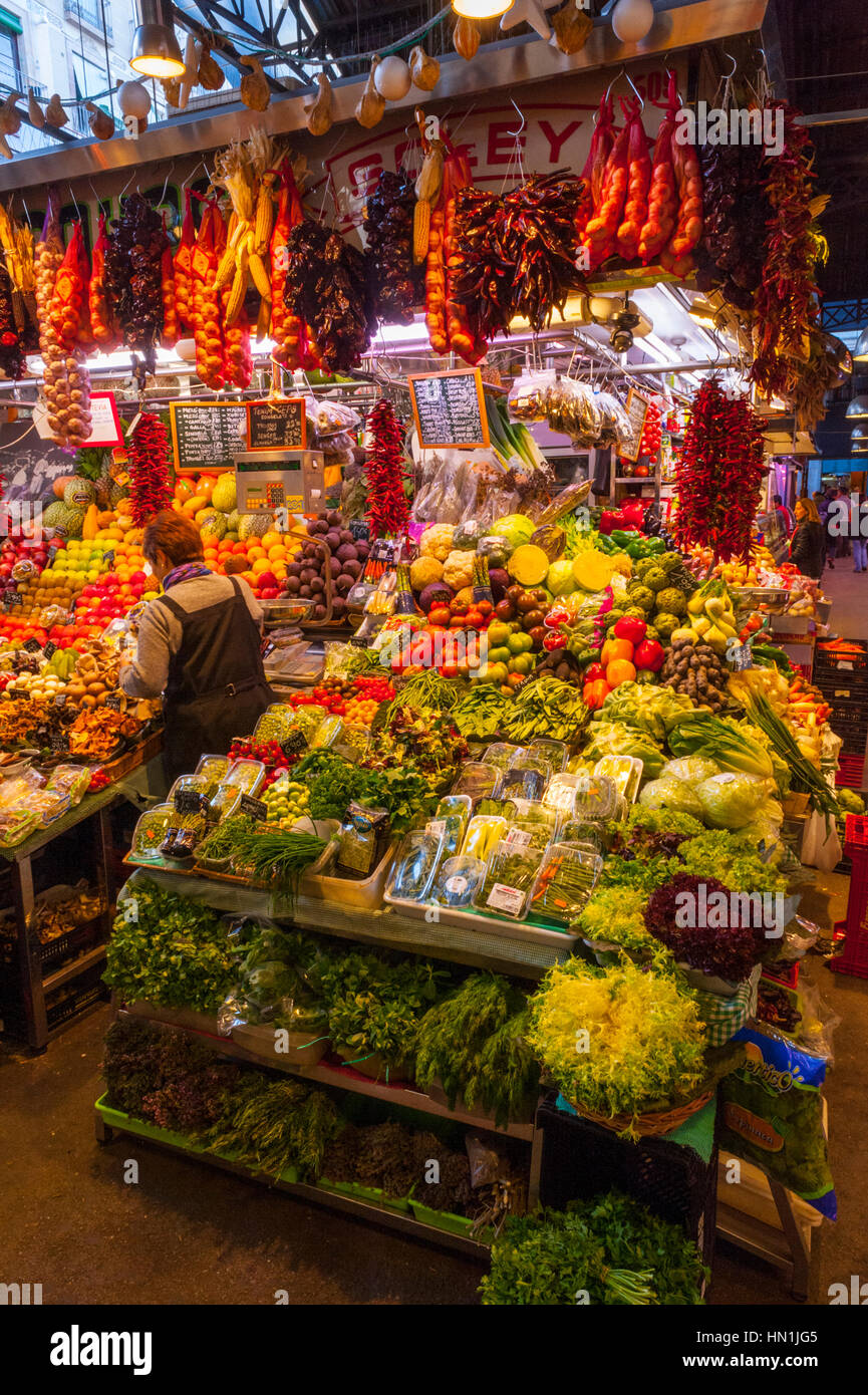 Frutta e vegtable store in al Mercado de La Boqueria in La Rambla barcelona Foto Stock