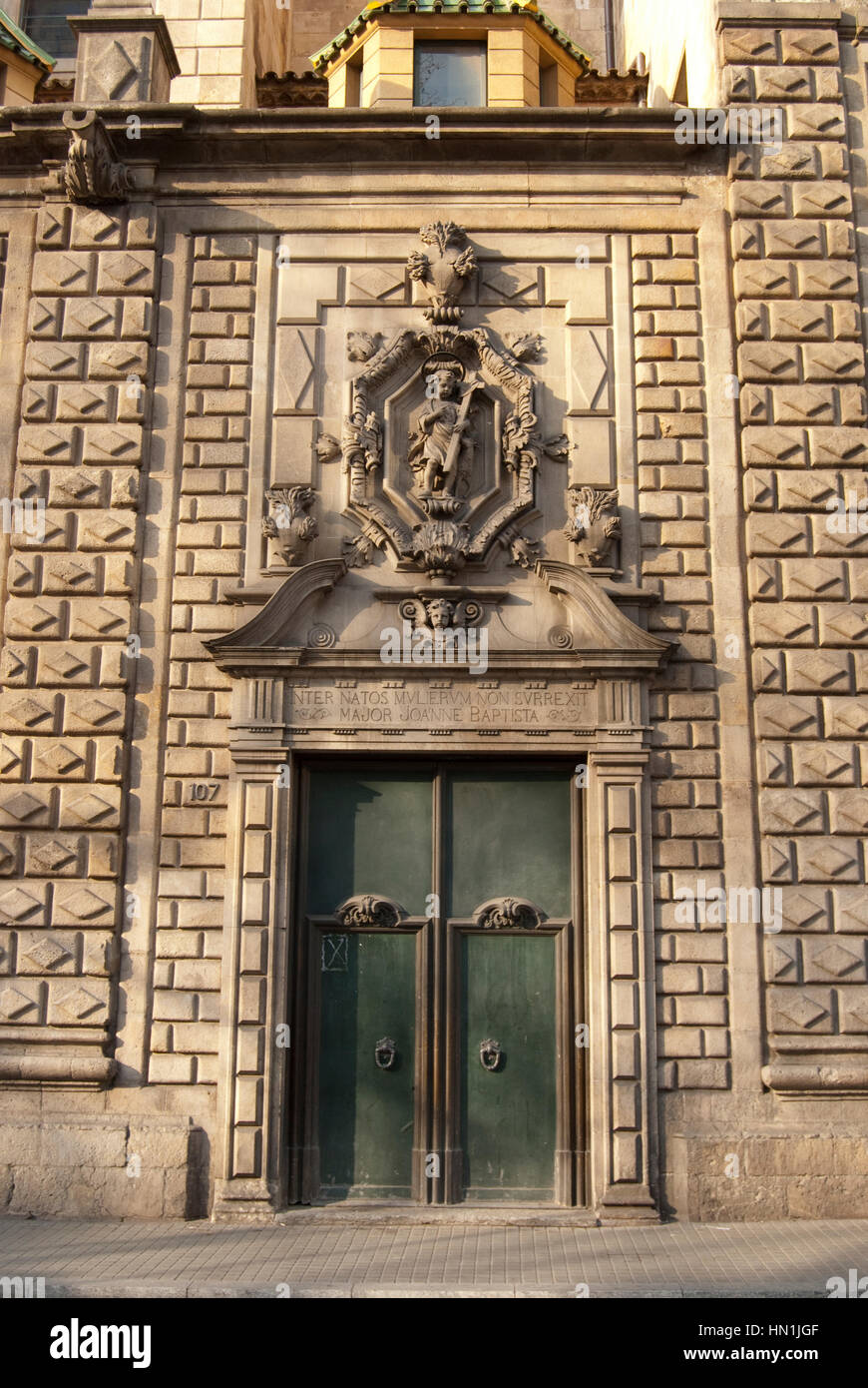 Ornato porta della chiesa Parròquia de la Mare de Déu de Betlem, parrocchia di Nostra Signora di Betlemme situato in La Rambala a Barcellona Foto Stock