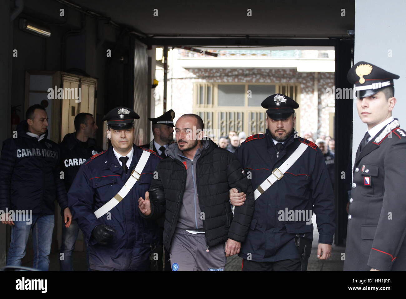 Nelle prime ore della mattina di oggi, nelle province di Caserta e Napoli, Benevento, Viterbo, Parma, Cosenza e Catanzaro, i Carabinieri di Casal di Principe compagnia sono dando un effetto a un ordine per la domanda di misure cautelari emessa dal Tribunale di Napoli su richiesta della locale DDA, contro 46 sospetti, responsabile per vari motivi di organizzazione della mafia, collusione con la mafia-tipo, ricettazione, estorsione, illegale la concorrenza con minacce o violenza, Falsa registrazione delle merci, associazione finalizzata al traffico illecito di stupefacenti e spaccio di droga, illeg Foto Stock