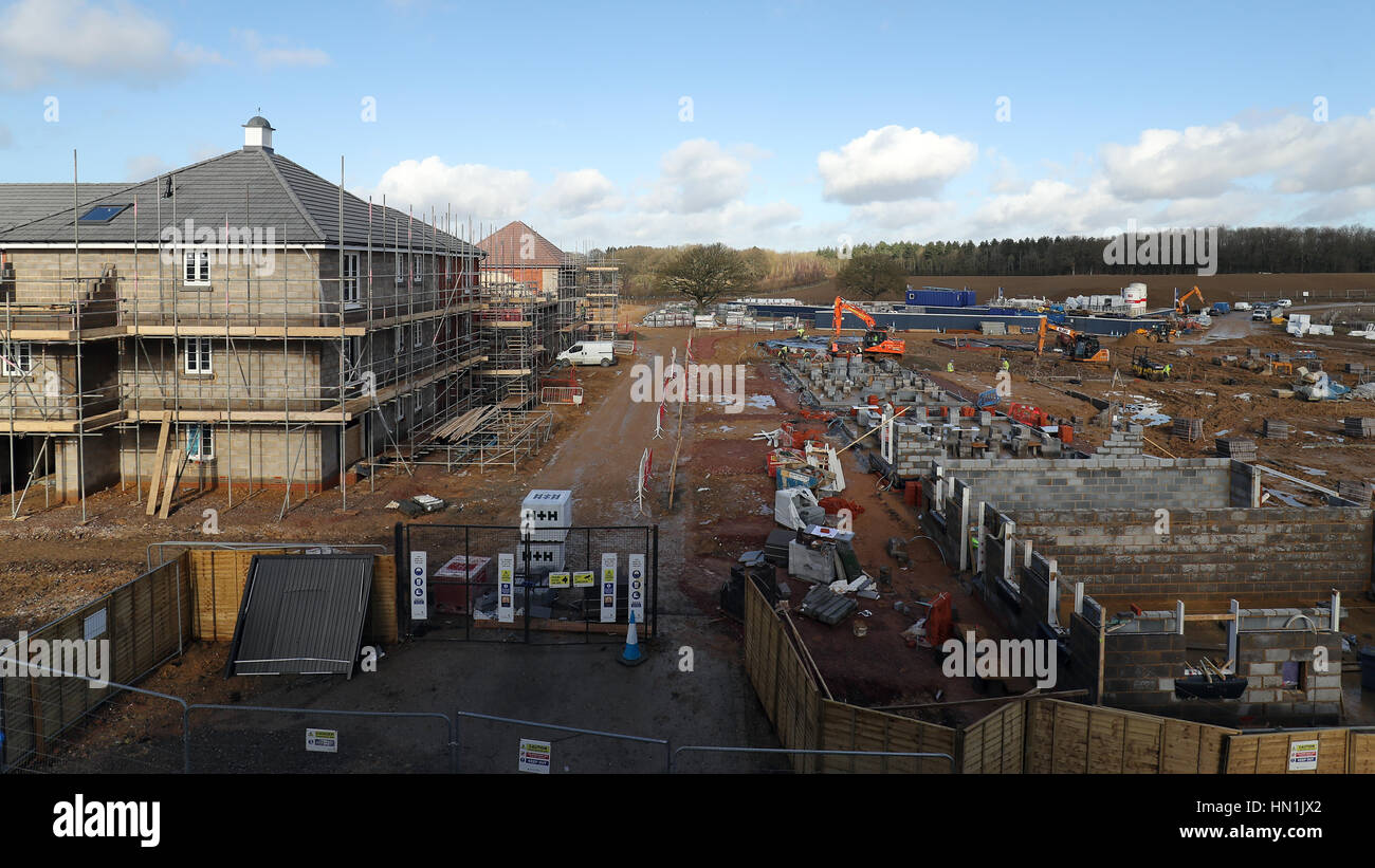 Case in costruzione su un nuovo sviluppo di alloggi a Basingstoke, Hampshire, come le persone che lottano in Inghilterra 'rotto 'mercato degli alloggi non dovrebbe essere offerto una 'falsa scelta' tra l'affitto e l'acquisto, Comunità Segretario Sajid Javid ha detto. Foto Stock