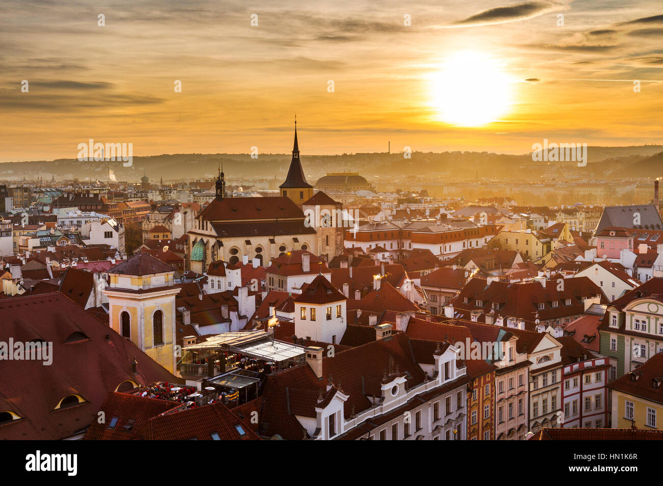 Case tradizionali con tetti rossi in Prague Old Town Square in Repubblica Ceca Foto Stock