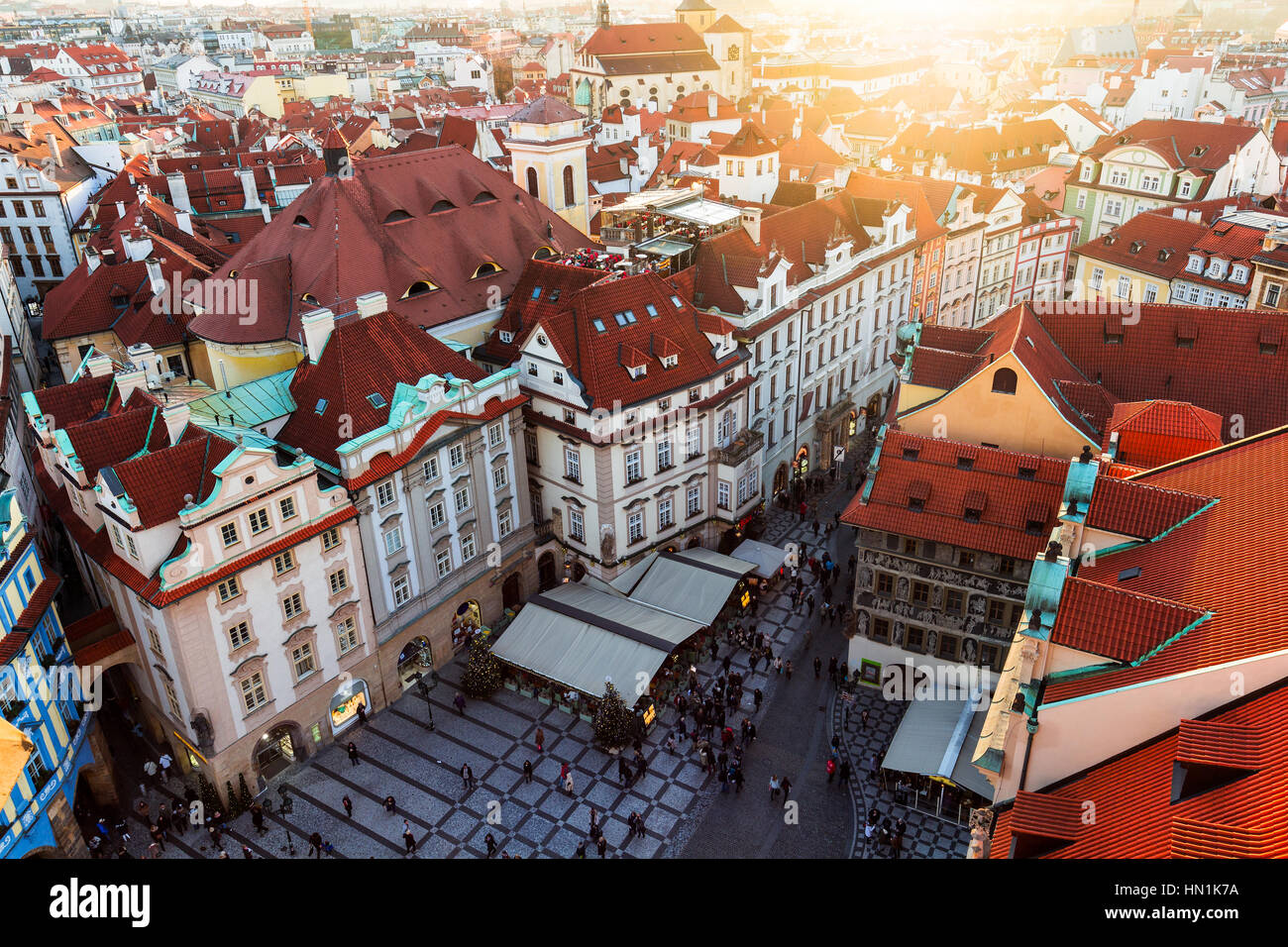 Case tradizionali con tetti rossi in Prague Old Town Square in Repubblica Ceca Foto Stock
