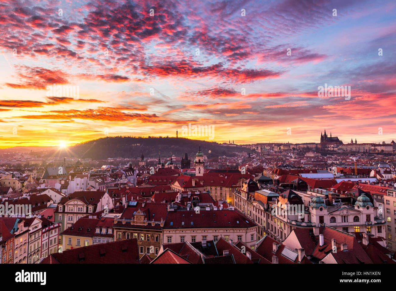 La maggior parte mistica e misteriosa città in Europa. Praga attraverso gli occhi degli uccelli con il magnifico tramonto e il cielo Foto Stock