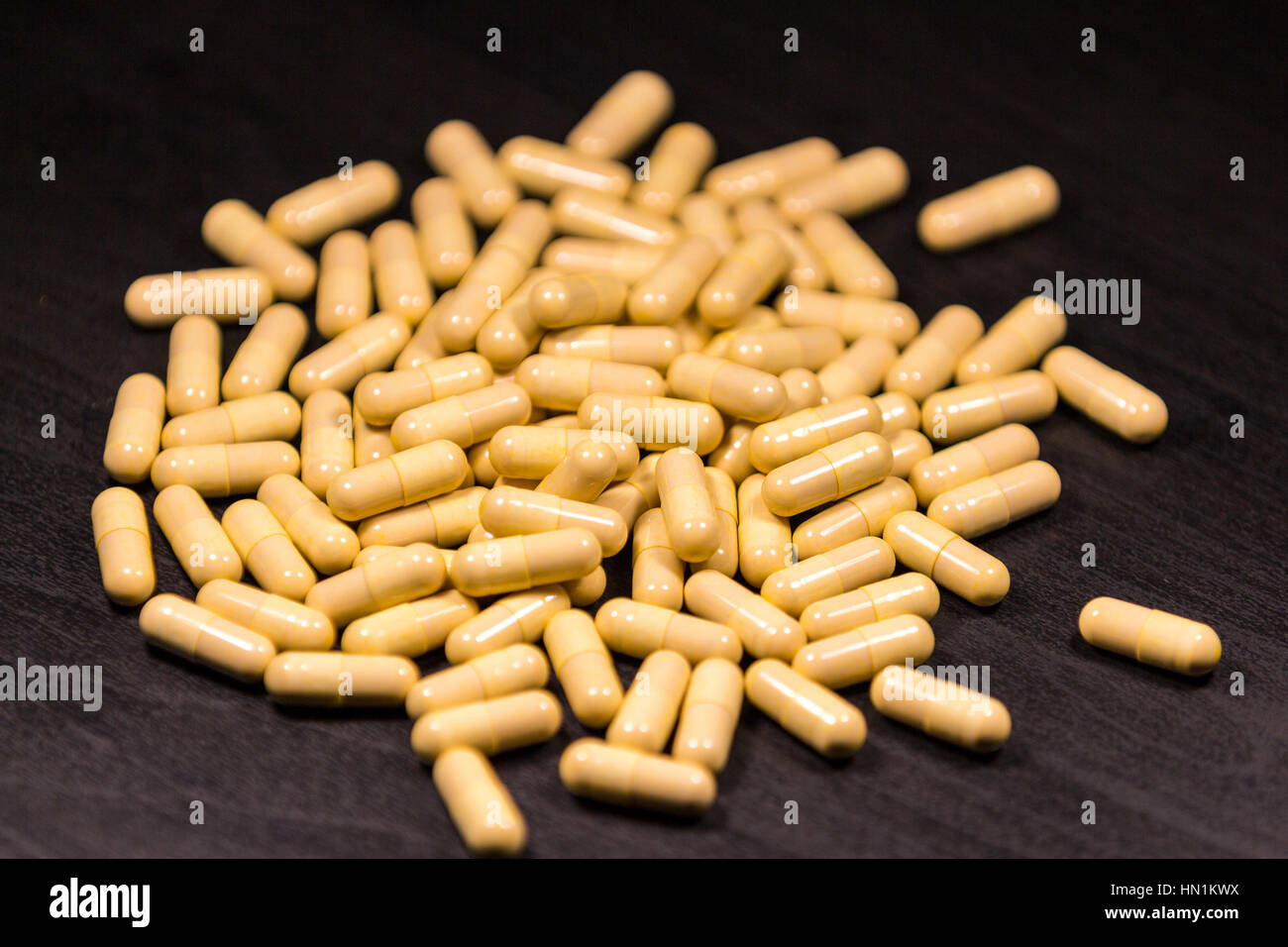 Farmaci e pillole su sfondo nero Foto Stock