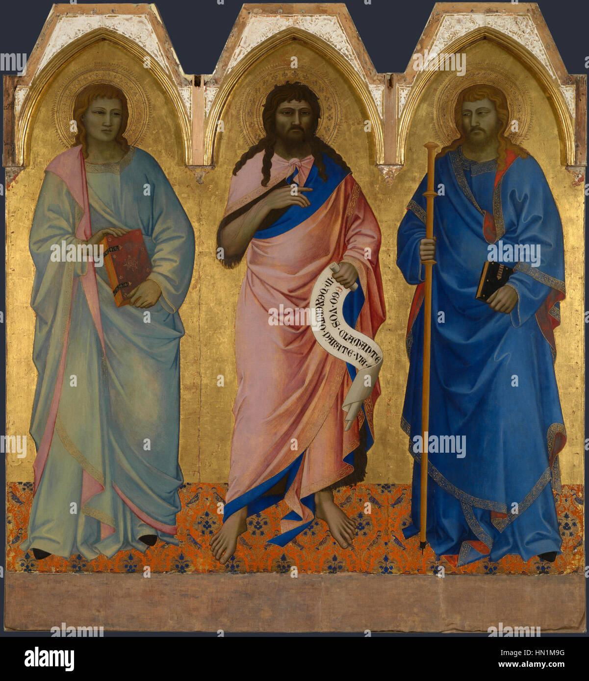 "Tre santi" di Nardo di Cione, datata intorno al 1365, è una pala d'altare con tre santi figure. L'opera è nota per l'uso di colori vividi e foglie d'oro, tipiche della pittura gotica italiana del XIV secolo. I santi sono raffigurati con espressioni solenni, che si adattano al significato religioso del pezzo. Foto Stock