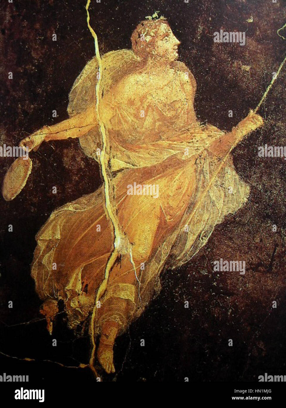 Una Ménade è una seguace femminile di Dioniso nella mitologia greca, spesso raffigurata nell'arte antica come una donna frenetica che partecipa a rituali estatici e danze. Foto Stock