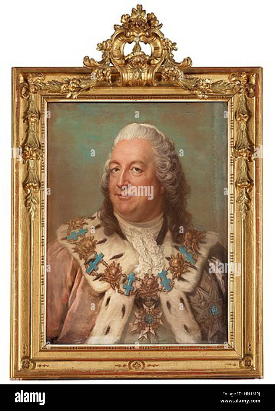 Il *Med RAM* di Mattias von Hermansson presenta un ritratto con una cornice decorativa, che mostra la sua maestria nella ritrattistica. L'opera sottolinea lo status sociale del soggetto e incorpora elementi ornamentali tipici degli stili di ritratto del XVIII secolo. Foto Stock