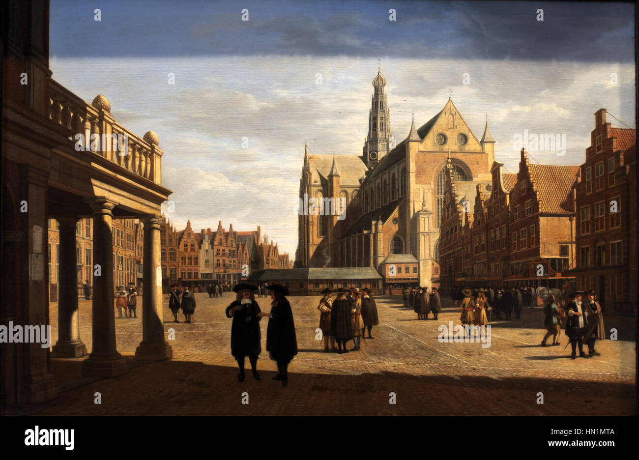 Il "Marketplace di Haarlem" di Gerrit Adriaensz Berckheyde raffigura una vivace scena del mercato nella città olandese di Haarlem. Il dipinto mostra l'attenzione di Berckheyde per i dettagli, catturando la vita quotidiana e il commercio dei Paesi Bassi del XVII secolo. Foto Stock