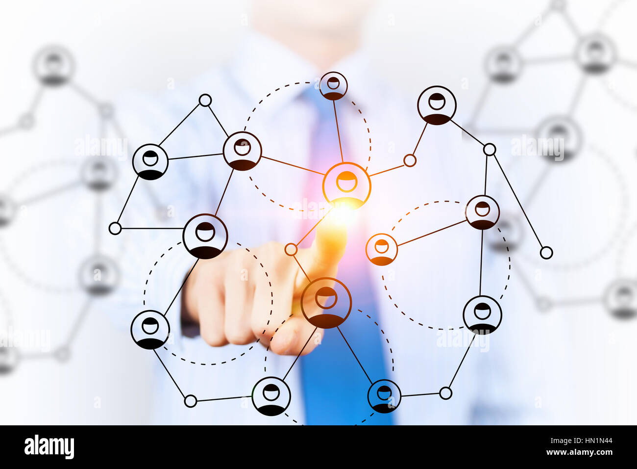 In prossimità di imprenditore lavora con i media sociali struttura di rete. Il rendering 3D Foto Stock