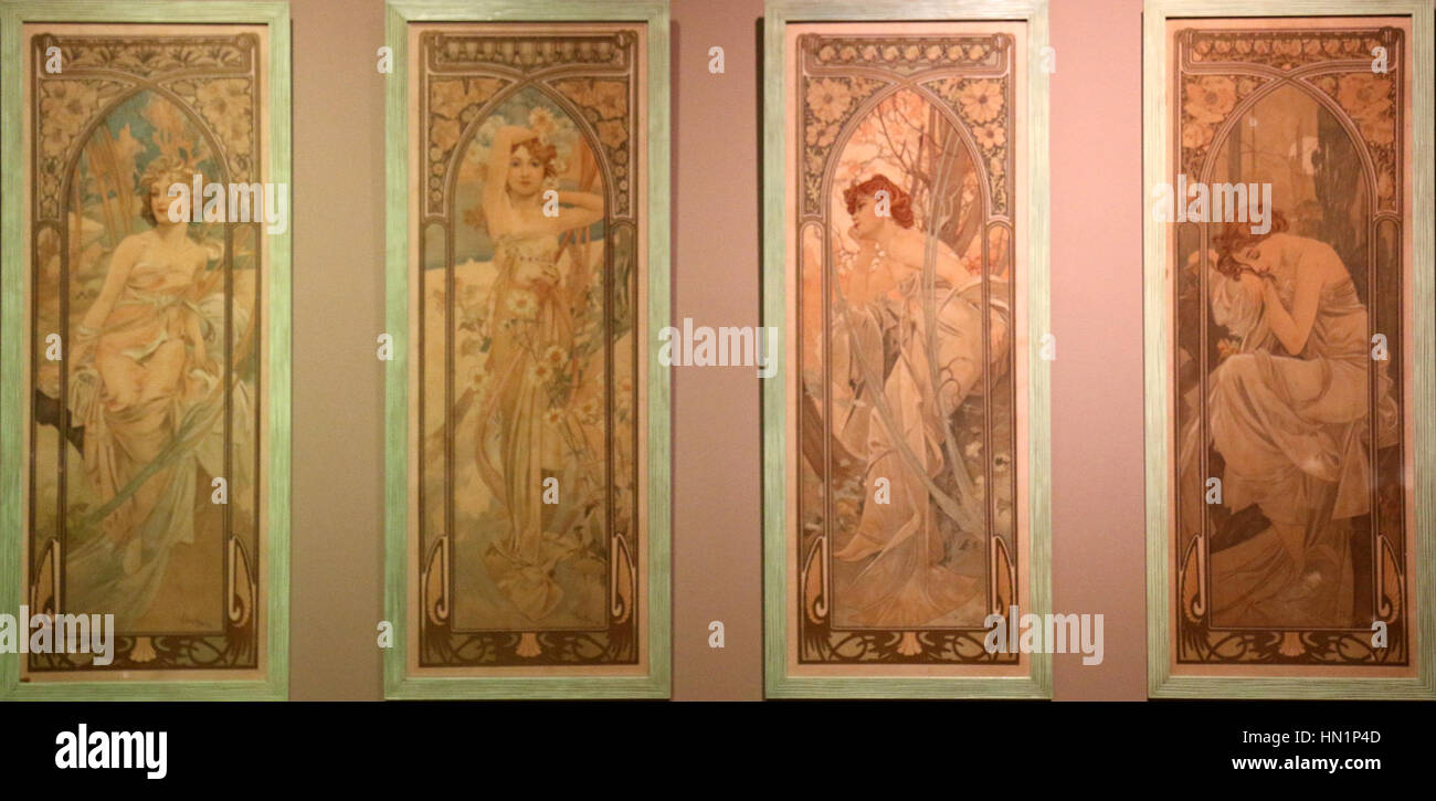 "Les Quatre Saisons" di Alphonse Mucha (le quattro stagioni) è una serie di pannelli decorativi che rappresentano le quattro stagioni, creati in stile Art Nouveau. Le opere presentano linee fluide, motivi floreali e figure femminili che personificano ogni stagione. Foto Stock