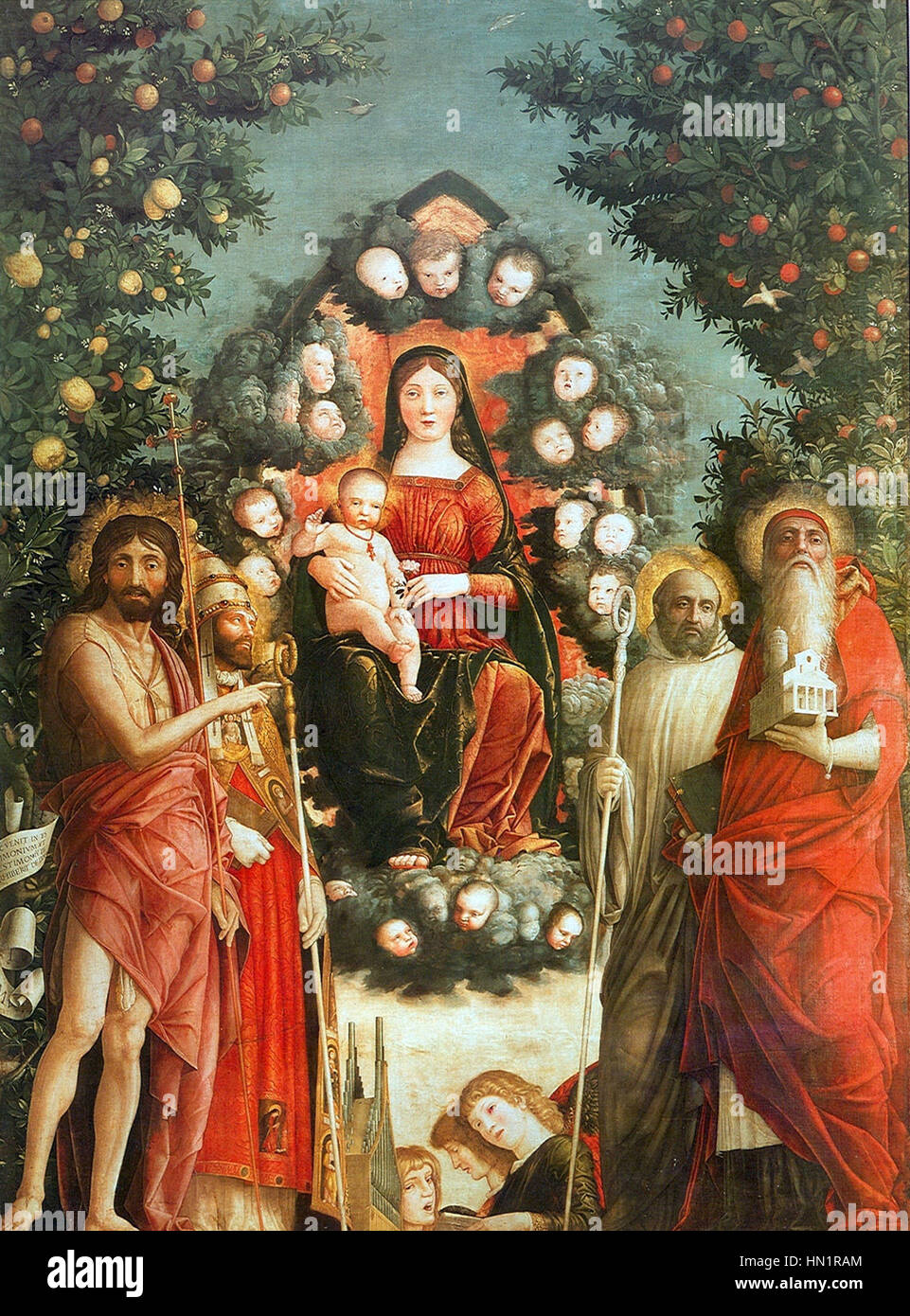 La "Pala Trivulzio" di Andrea Mantegna è una pala d'altare rinascimentale nota per la sua prospettiva dettagliata e l'influenza classica. L'opera mette in mostra la padronanza dello spazio e della struttura di Mantegna, sottolineando la devozione religiosa e la precisione artistica. Foto Stock La "Pala Trivulzio" di Andrea Mantegna è una pala d'altare rinascimentale nota per la sua prospettiva dettagliata e l'influenza classica. L'opera mette in mostra la padronanza dello spazio e della struttura di Mantegna, sottolineando la devozione religiosa e la precisione artistica. Foto Stock
