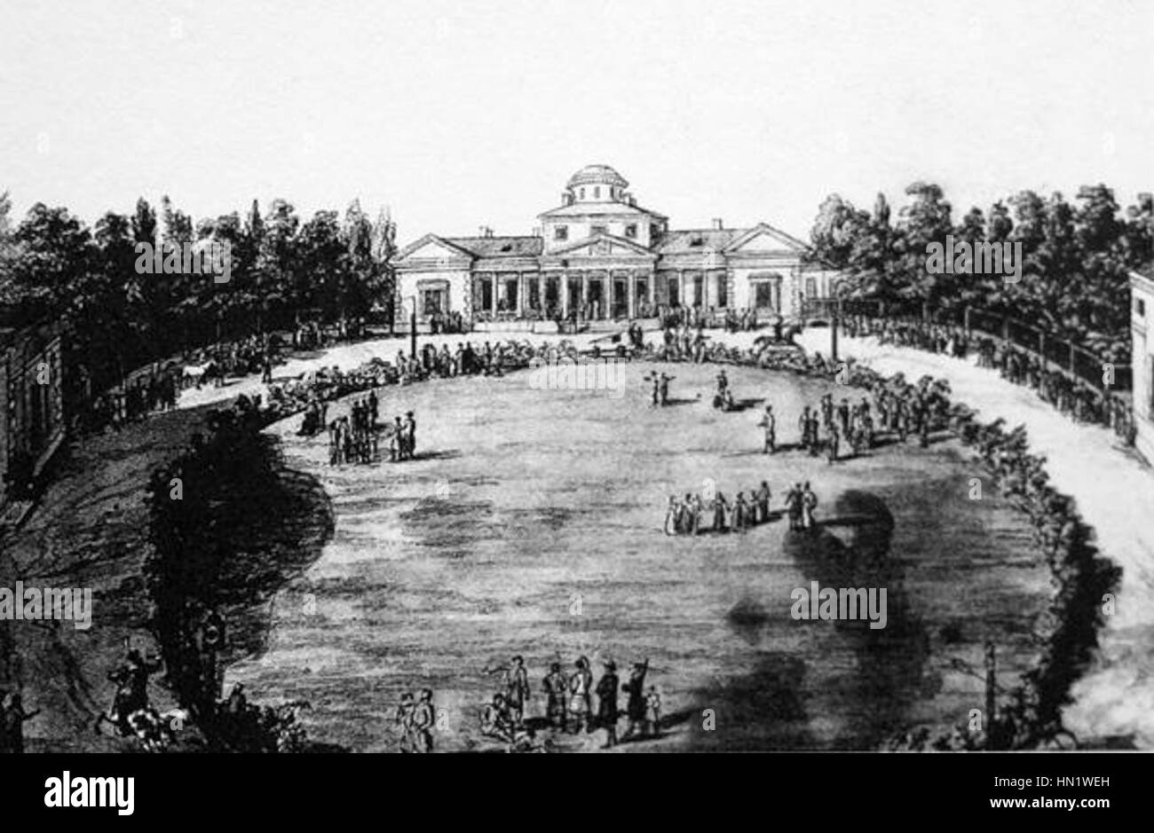 Murzinka Manor è un punto di riferimento architettonico noto per il suo significato storico e il suo design unico. L'edificio presenta elementi tipici delle case padronali tradizionali in Russia, con una miscela di stili architettonici classici e regionali. Foto Stock