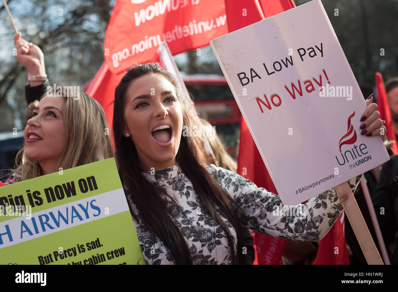 L'equipaggio di cabina della British Airways dimostra fuori dalle Camere del Parlamento di Londra come parte della loro campagna contro la retribuzione della "povertà". Foto Stock