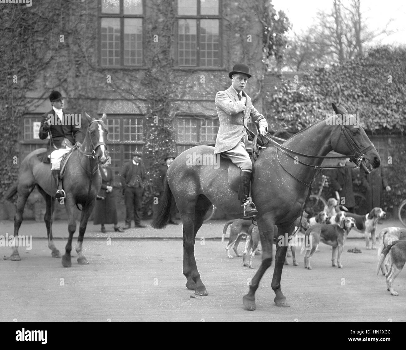 Il Principe di Galles assiste la Household Brigade trascinare Hounds soddisfare a Staines. Foto Stock