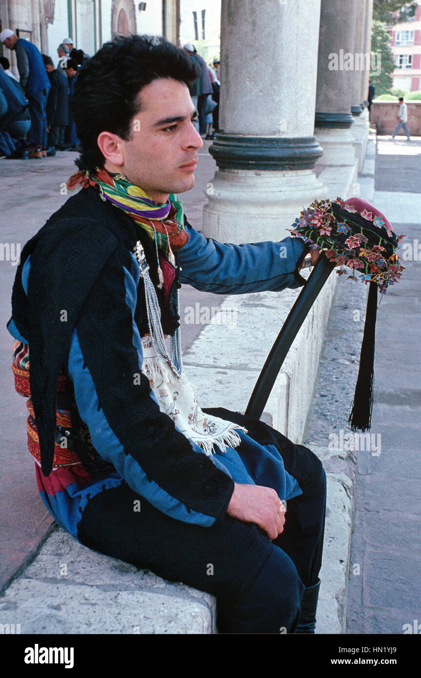 Giovane turco o bagno turco uomo vestito nel tradizionale costume turco,  noto come Efe, dal Mar Egeo regione della Turchia Foto stock - Alamy