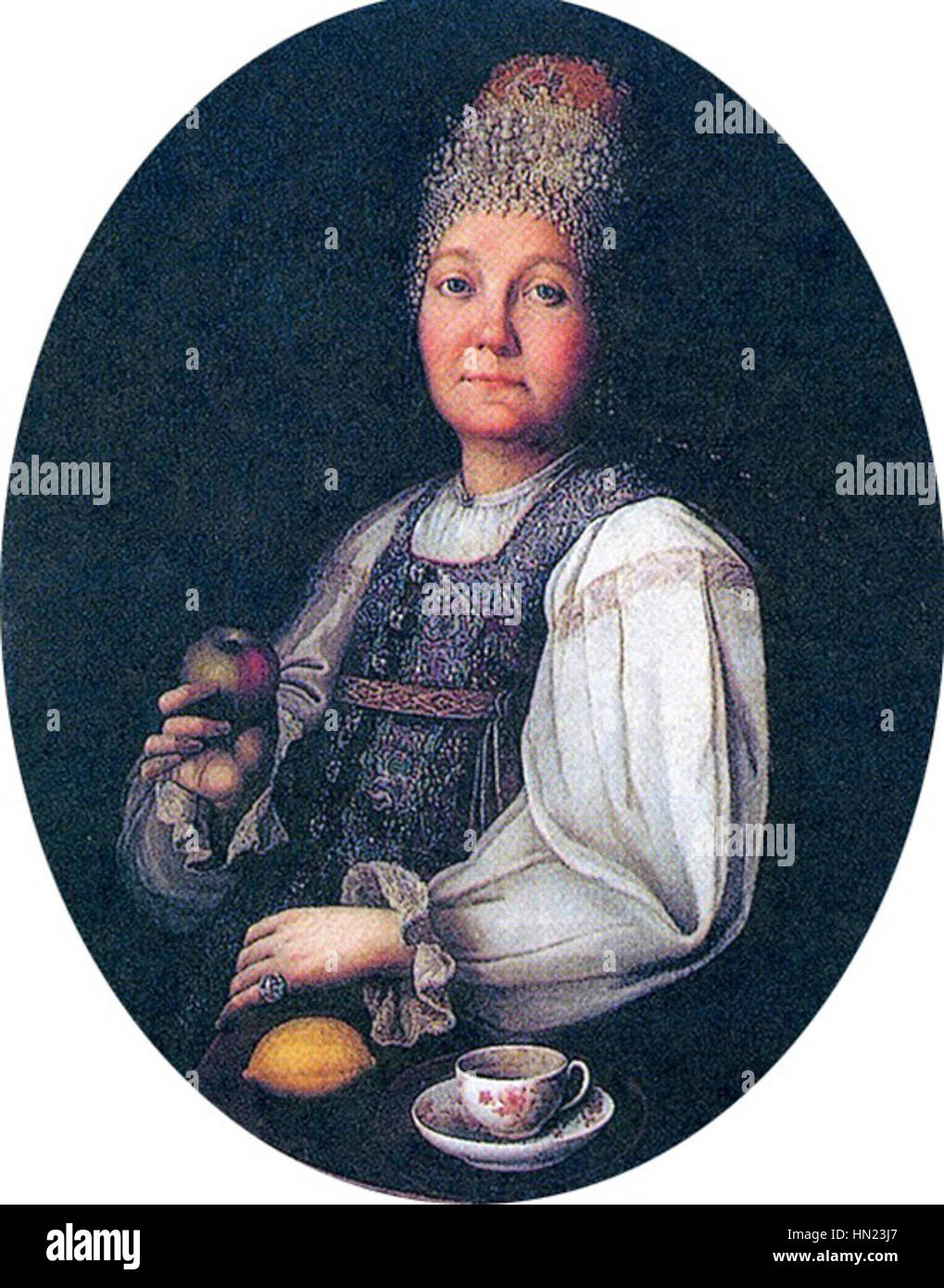 Questo ritratto di M. Gundareva raffigura una donna mercantile, enfatizzando l'abbigliamento e la presenza tipica delle donne nella classe mercantile durante l'inizio del XX secolo, riflettendo i ruoli economici e sociali del tempo. Foto Stock