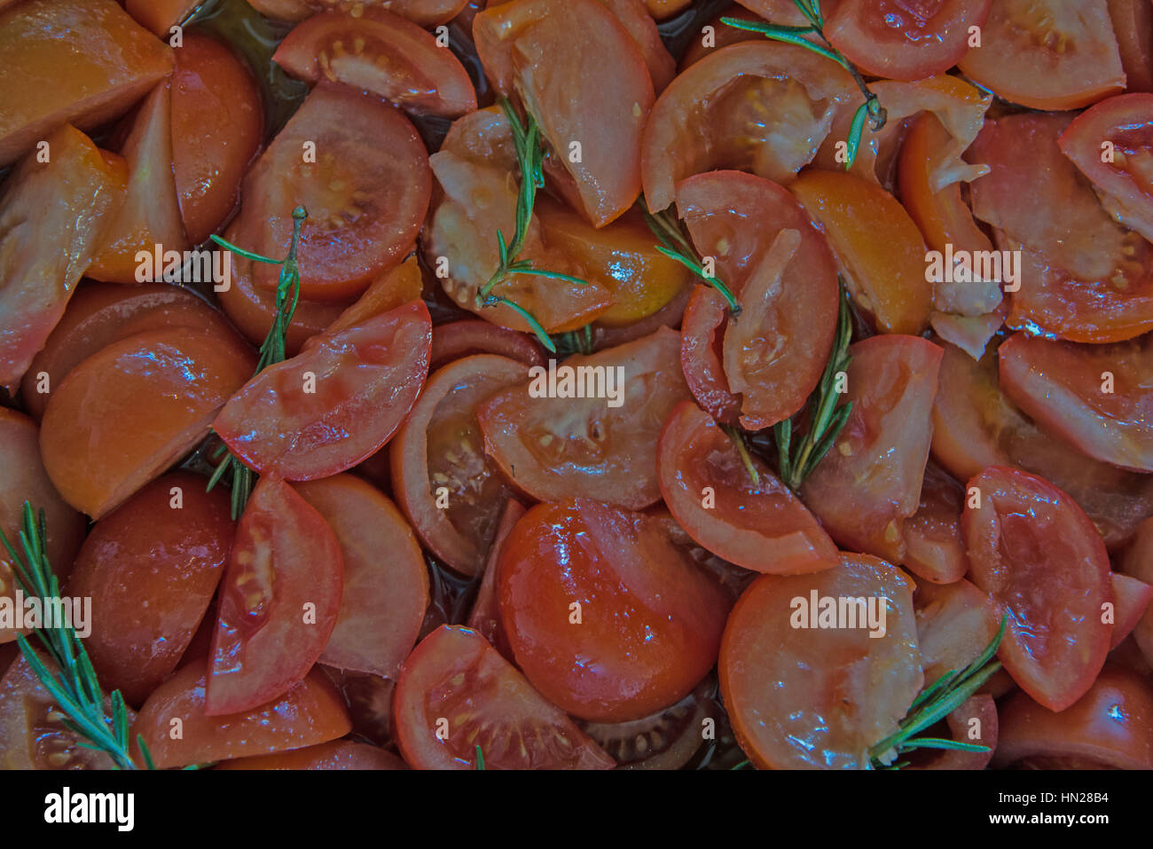 Fette di freschi pomodori con erbe verdi vista superiore Foto Stock