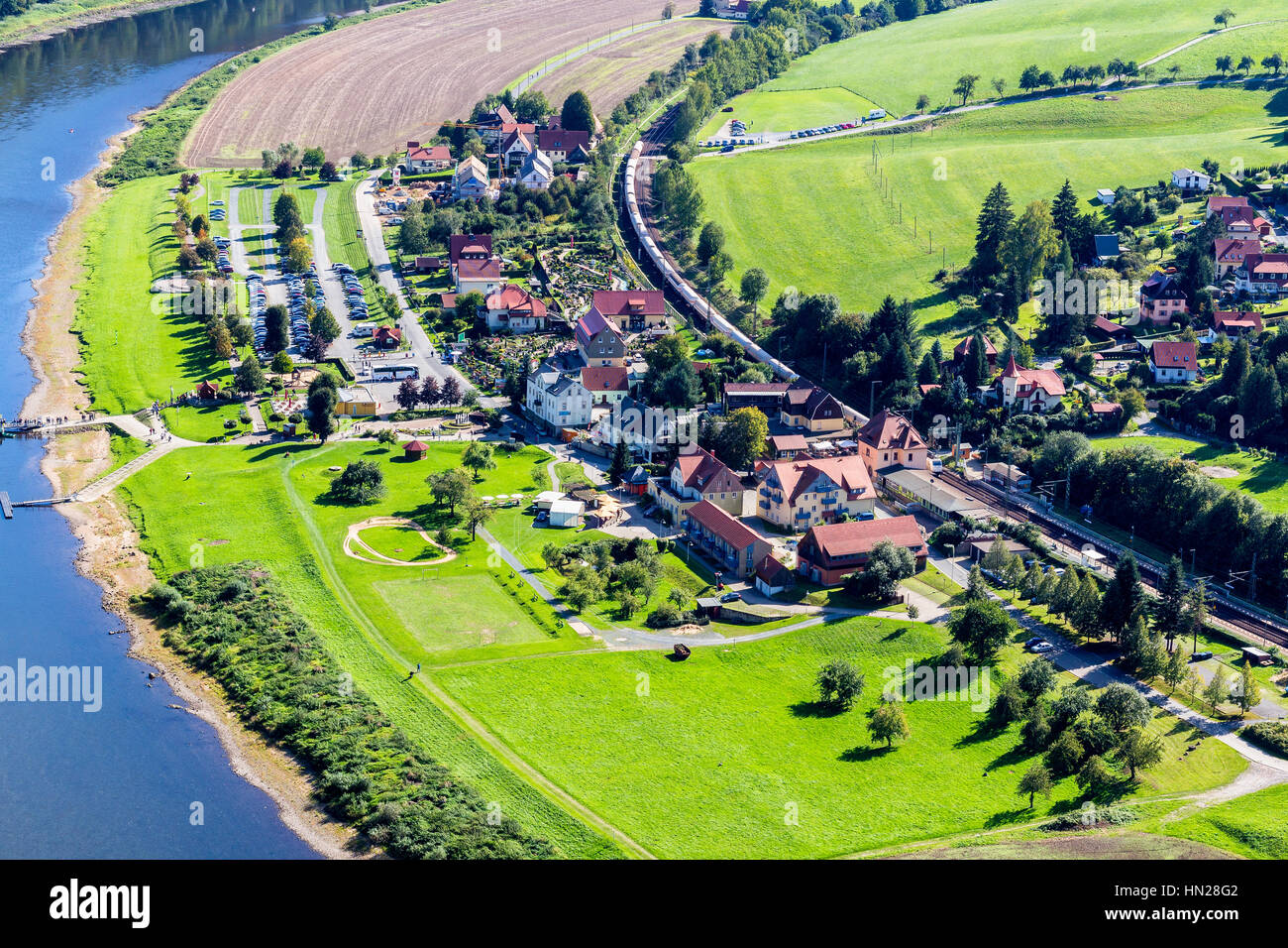Majestic piccola cittadina Rathen in splendide rocce di Sassonia svizzera e bellissimo fiume Elba Foto Stock