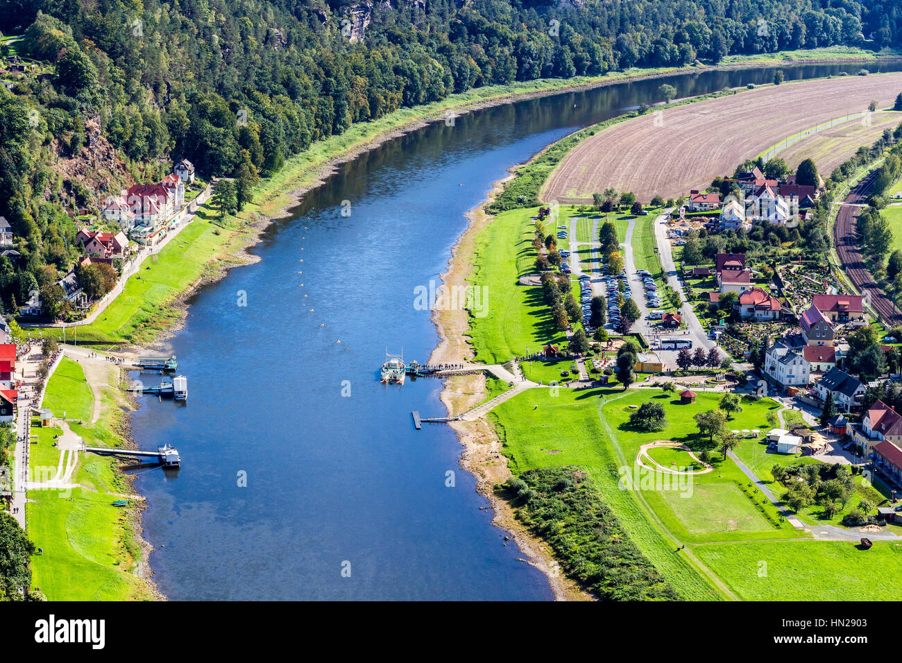 Majestic piccola cittadina Rathen in splendide rocce di Sassonia svizzera e bellissimo fiume Elba Foto Stock