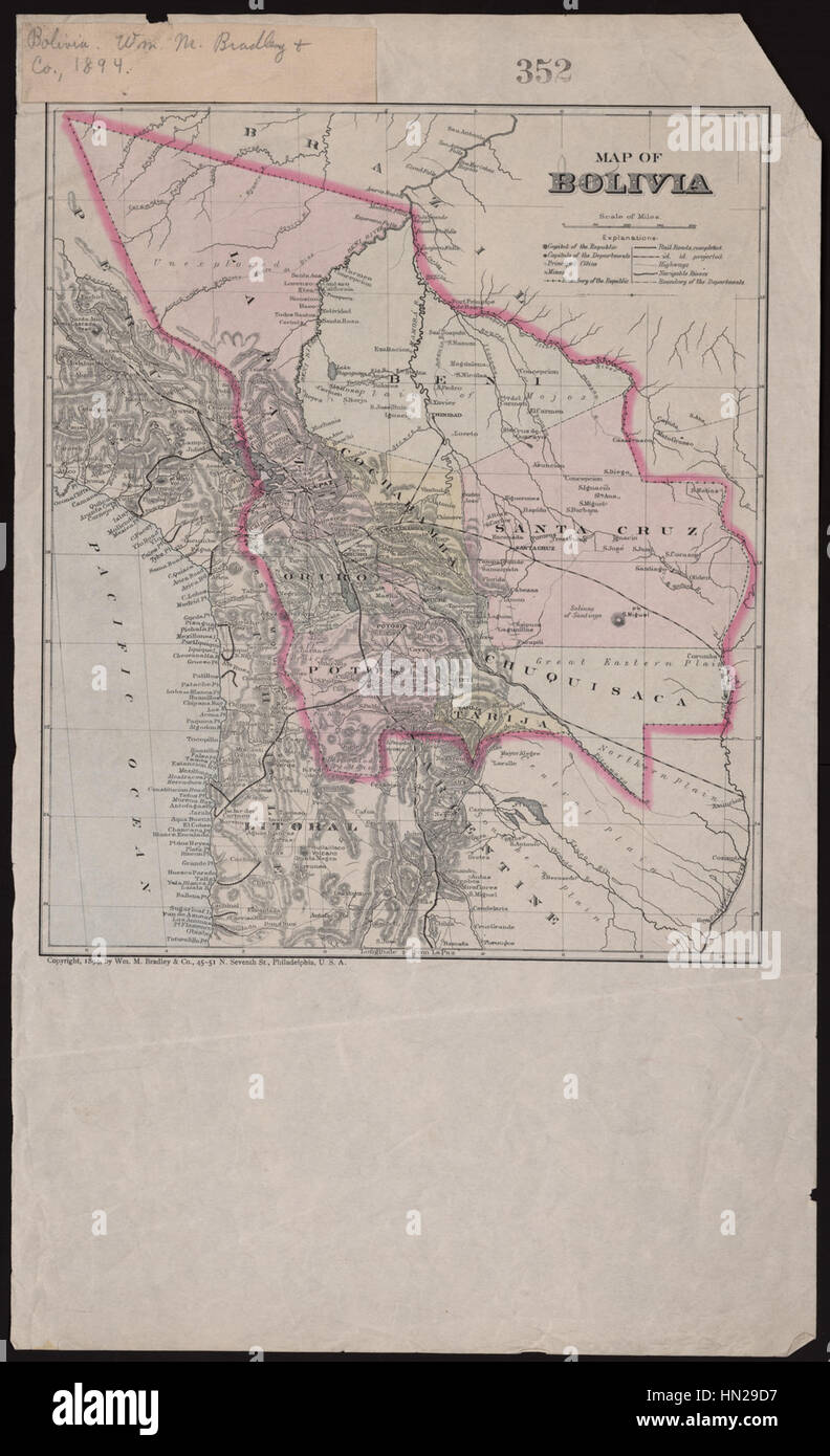 Questa mappa della Bolivia, dalla World Digital Library, illustra le caratteristiche geografiche e i confini politici del paese. La mappa fornisce informazioni storiche sulle divisioni territoriali e amministrative della Bolivia, mostrando il paesaggio in evoluzione del paese. Foto Stock