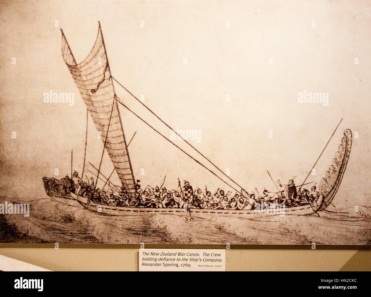 Questo disegno di Alexander Sporing raffigura una tradizionale canoa da guerra Maori, che mostra la complessità dell'artigianato maori indigeno e l'importanza delle canoe nella loro cultura guerriera. Foto Stock