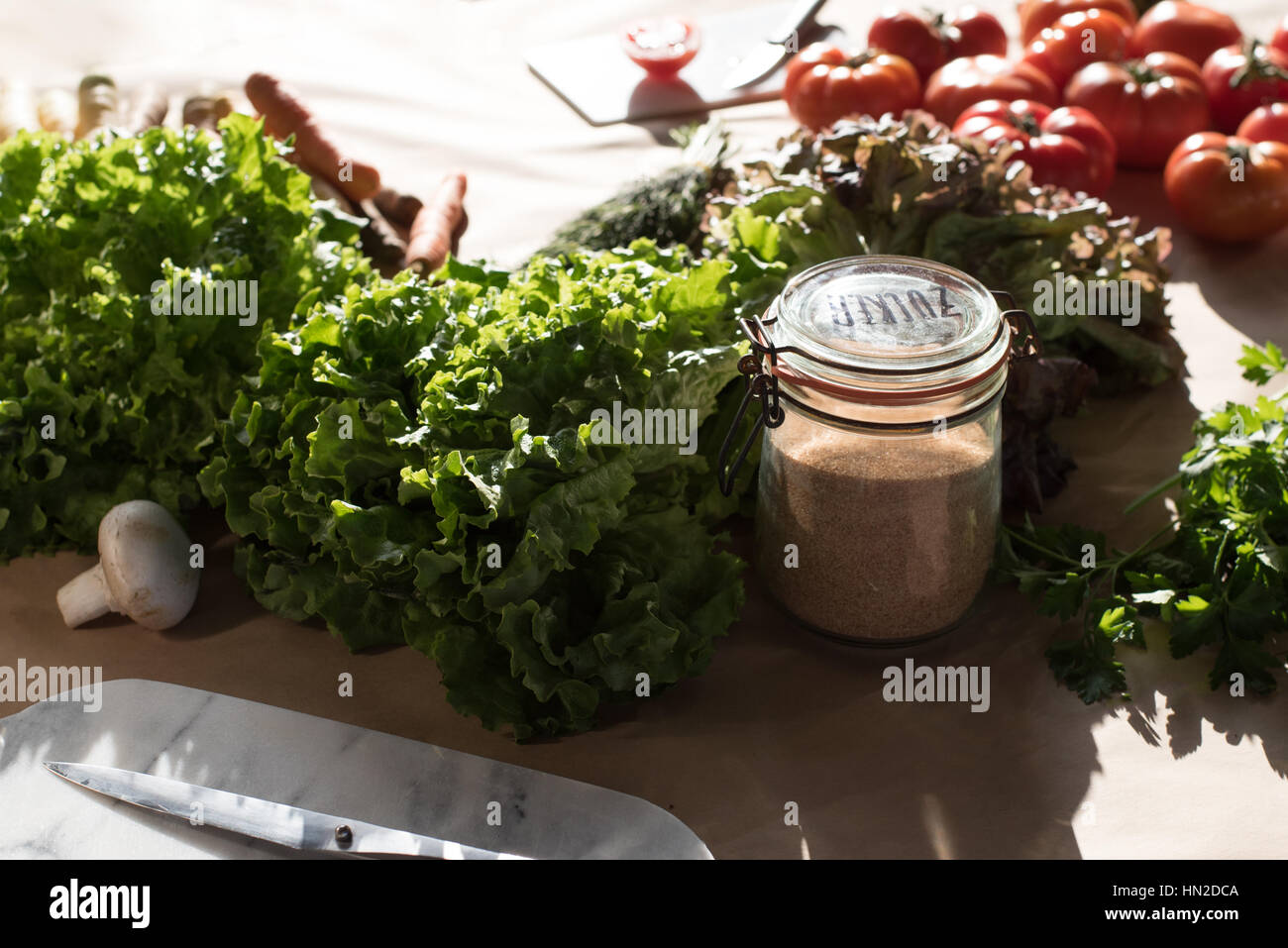 Negozi di generi alimentari freschi su un tavolo in presenza di luce solare Foto Stock