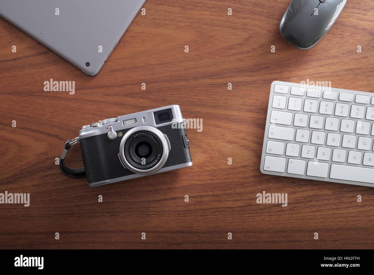 Scrivania da ufficio con fotocamera digitale, pad, Mouse e tastiera wireless. Foto Stock