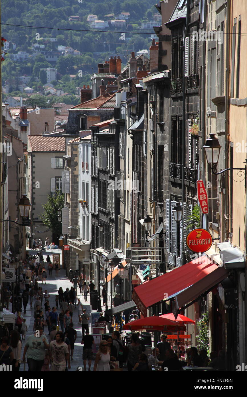 La Rue des Gras, Clermont-Ferrand, Auvergne, Francia. Preso forma le fasi della Cattedrale di Nostra Signora dell'assunzione di Clermont-Ferrand. Foto Stock