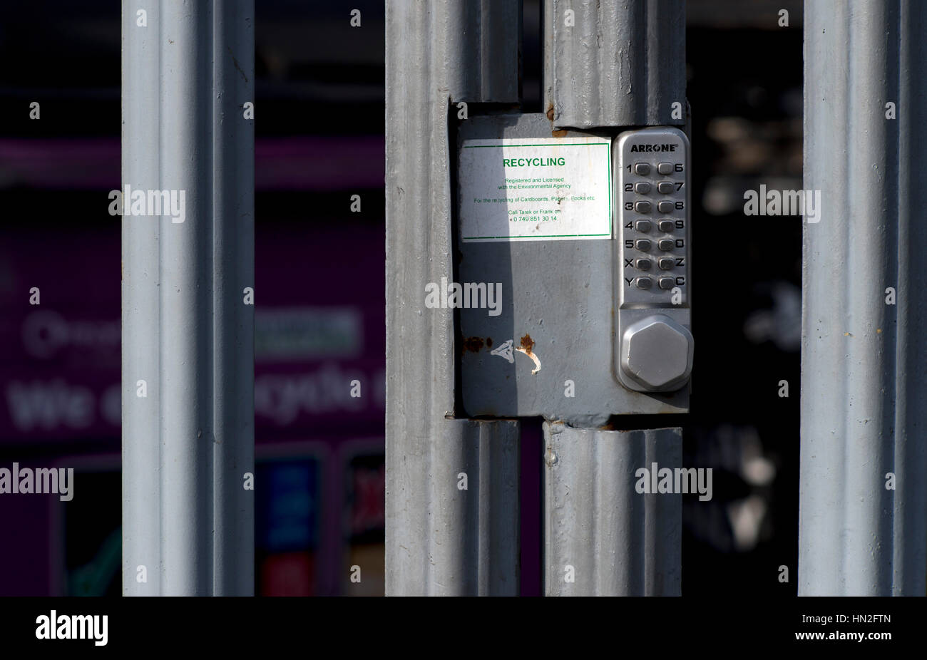 Tastierino numerico sul gate per area di riciclaggio, London, Regno Unito Foto Stock