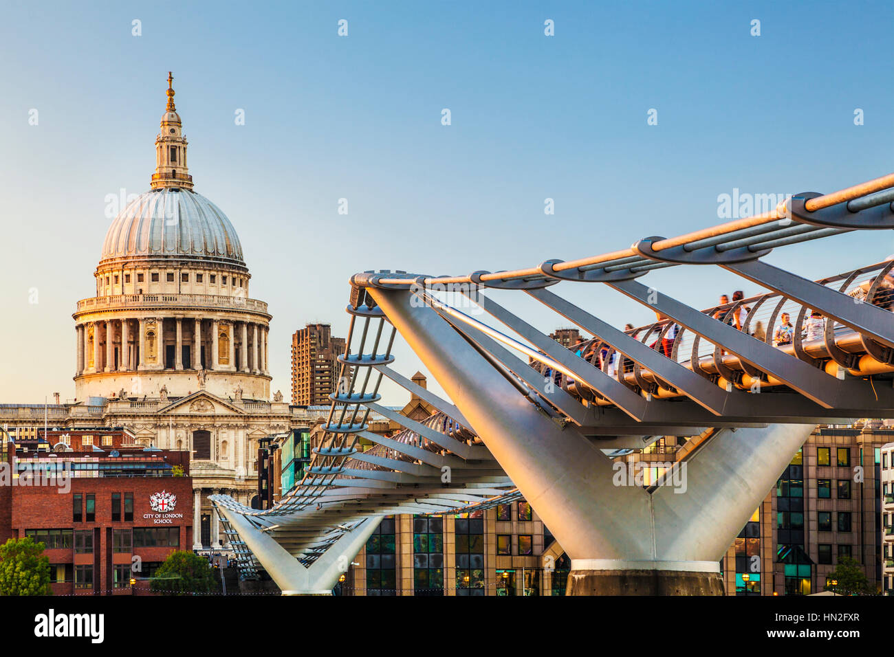 Luce della Sera cade sul Millennium Bridge e la Cattedrale di San Paolo a Londra. Foto Stock