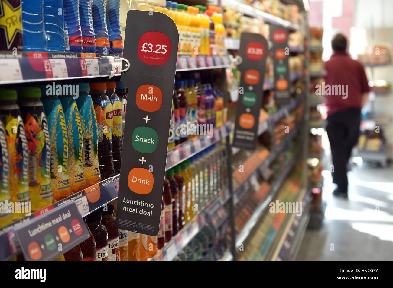 Pasto di mezzogiorno trattativa in un supermercato Foto Stock