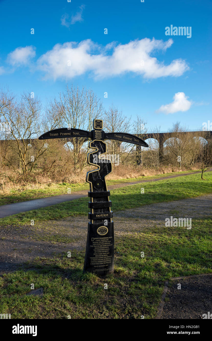 Seguire le indicazioni per il trans pennine trail a rossastro Vale Country Park, Greater Manchester, Inghilterra Foto Stock