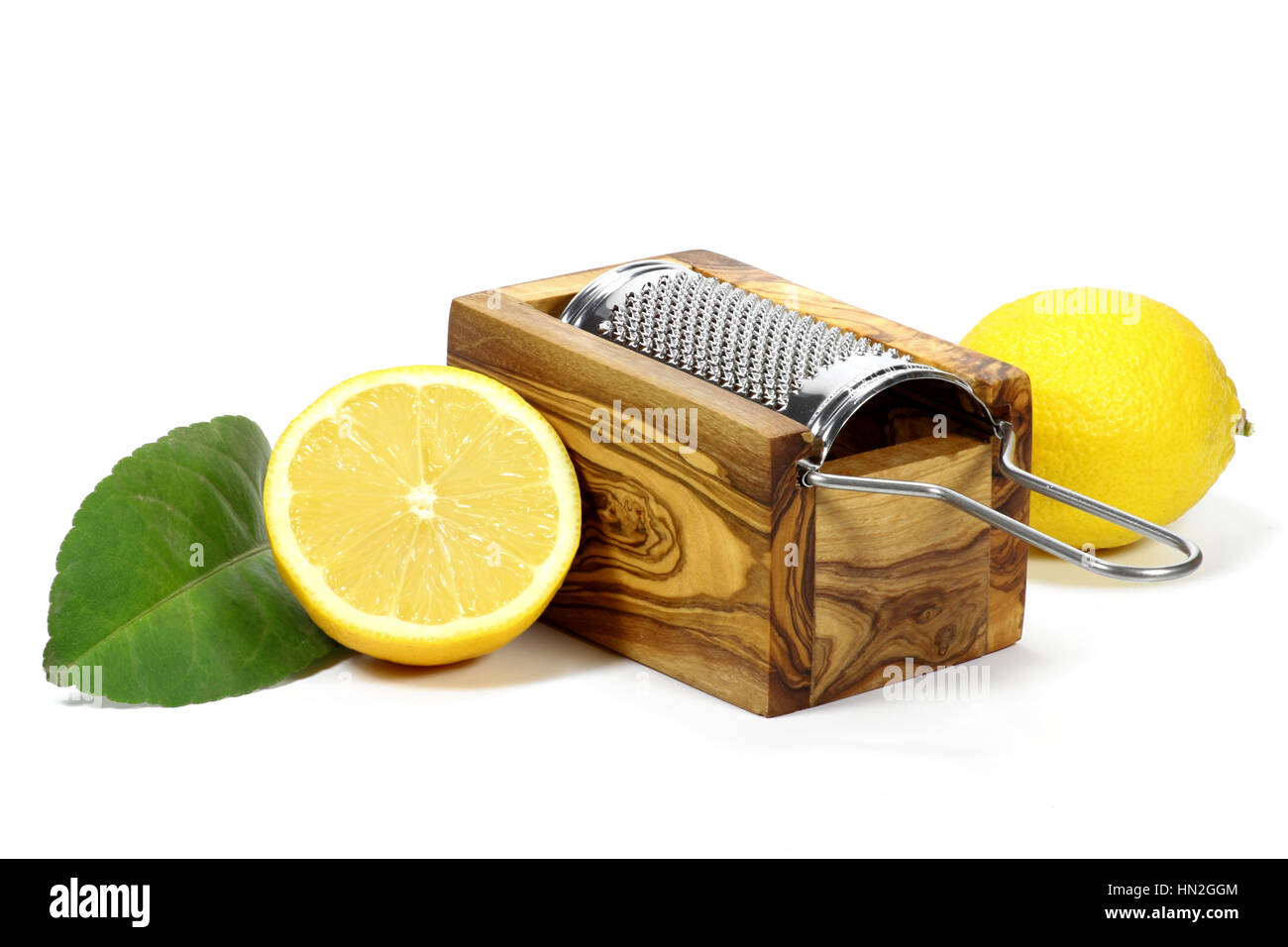 Limoni organico con grattugia isolati su sfondo bianco Foto Stock