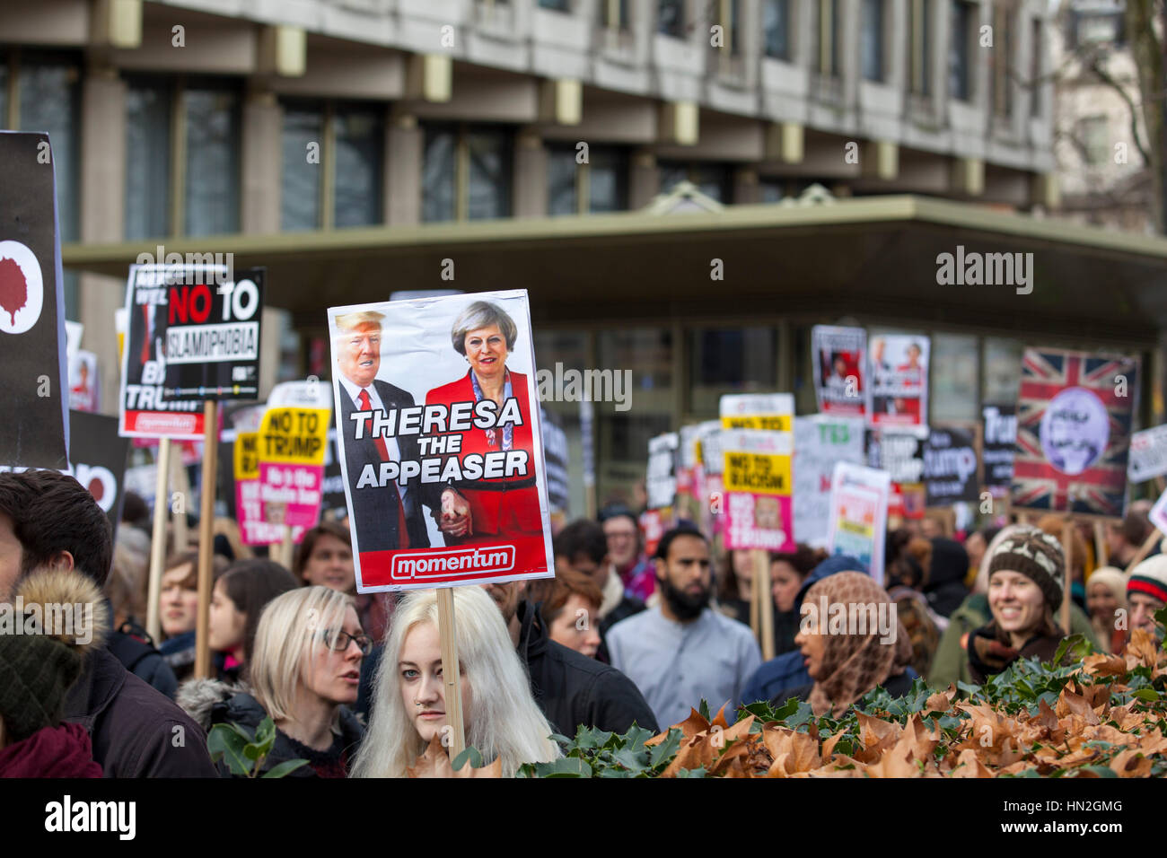 Londra - Febbraio 04, 2017: dei dissidenti politici di prendere parte in nessun divieto musulmano dimostrazione contro il presidente Donald Trump's divieto di persone da 7 Foto Stock