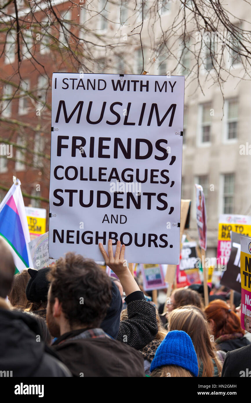 Londra - Febbraio 04, 2017: dei dissidenti politici di prendere parte in nessun divieto musulmano dimostrazione contro il presidente Donald Trump's divieto di persone da 7 Foto Stock