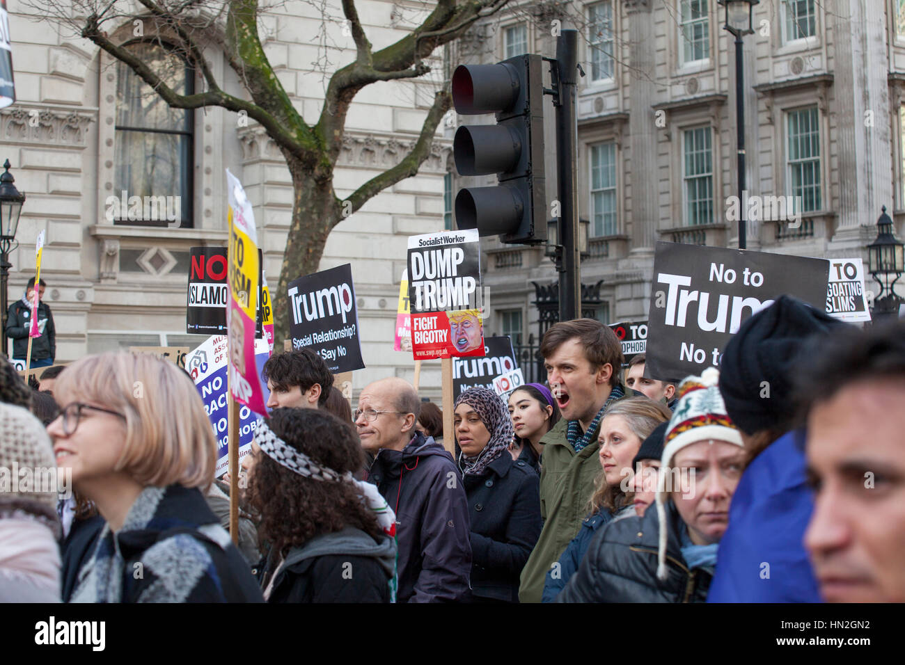 Londra - Febbraio 04, 2017: dei dissidenti politici di prendere parte in nessun divieto musulmano dimostrazione contro il presidente Donald Trump's divieto di persone da 7 Foto Stock