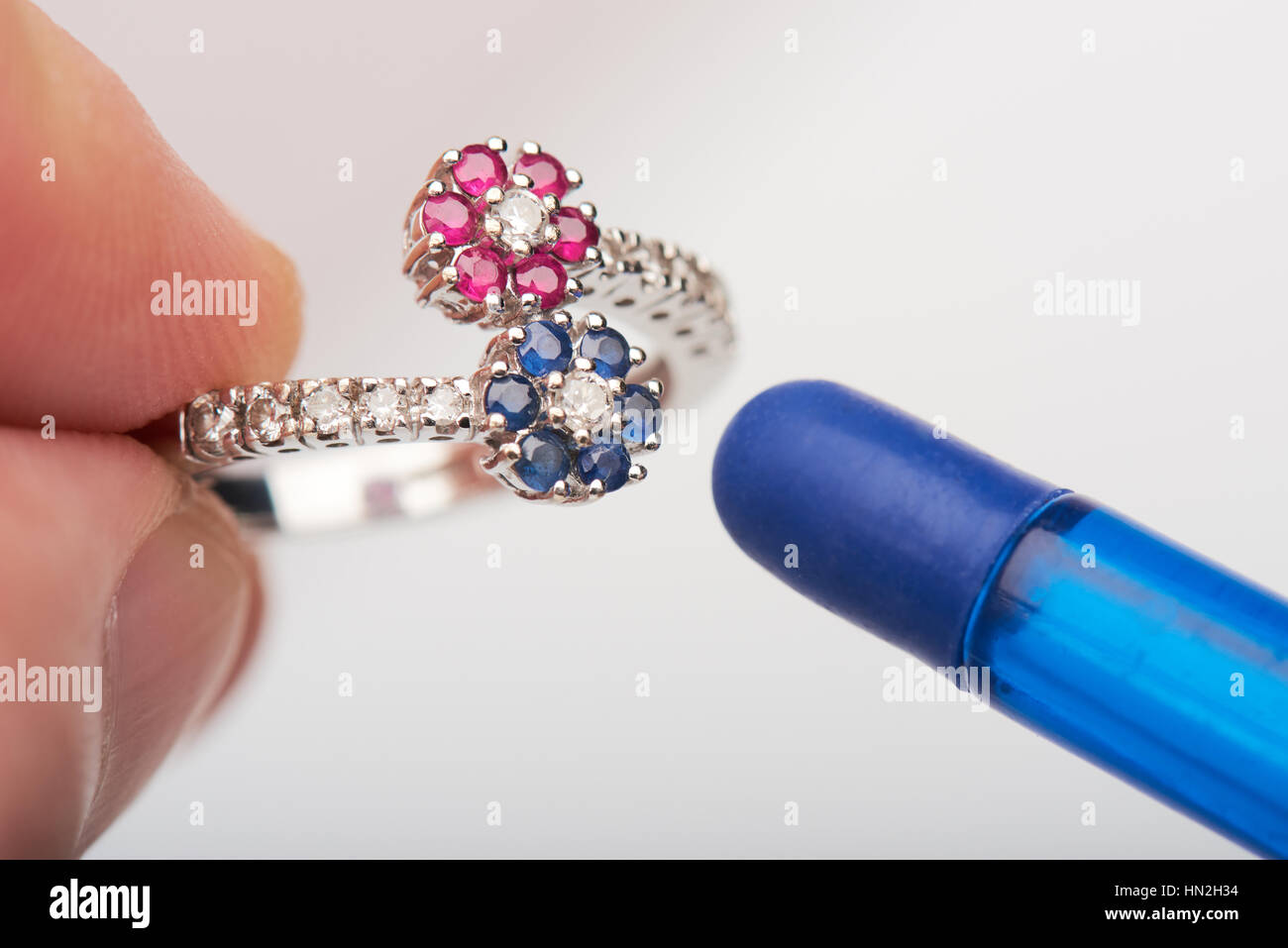 Macro di anello di pulizia con aria isolato su bianco Foto Stock