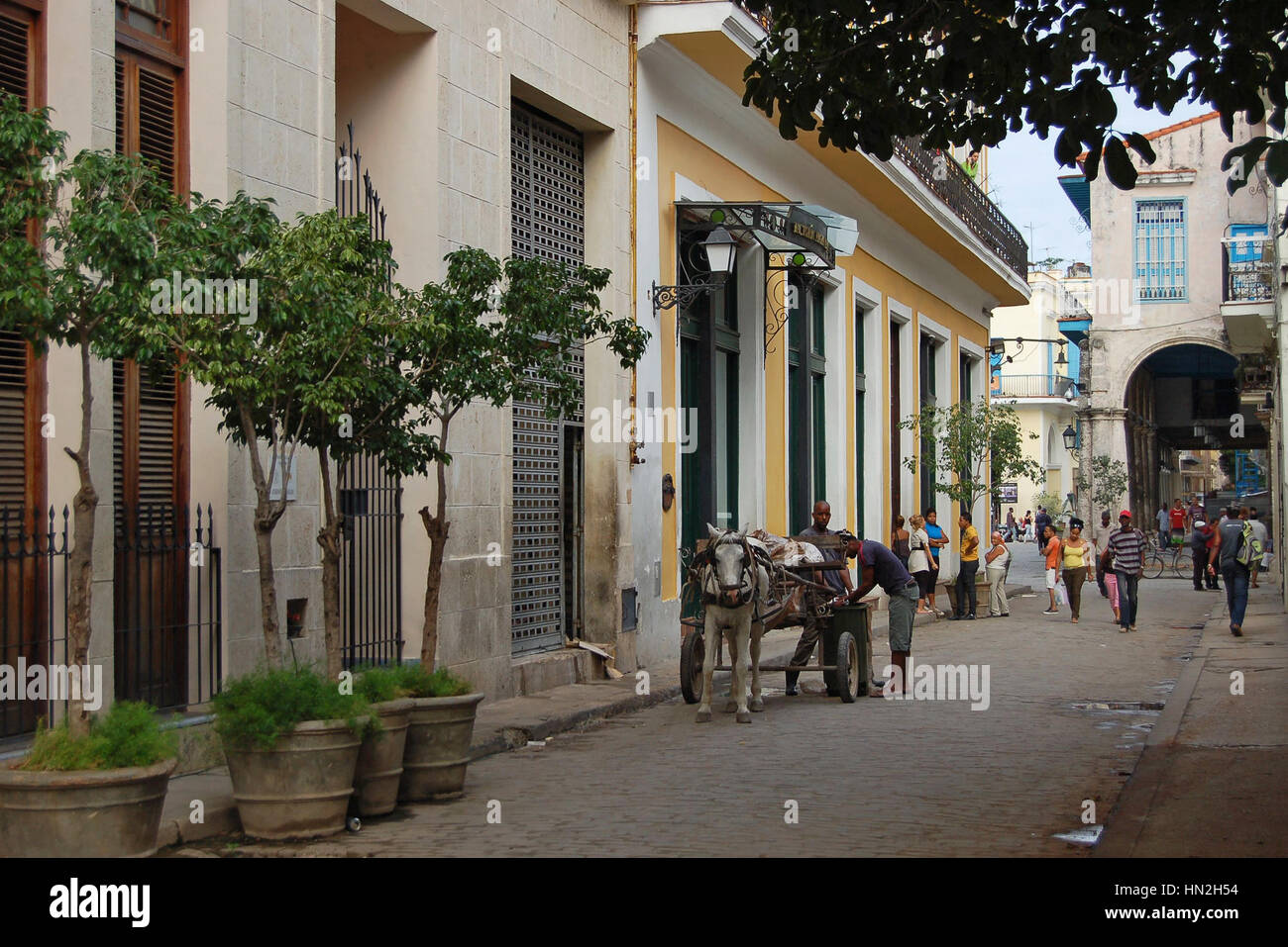 Scena di strada su Calle Muralla ad ingresso a Plaza Vieja, Old Havana, Cuba Foto Stock