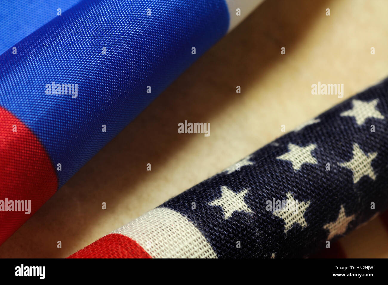 Bandiera americana e la bandiera russa fianco a fianco e testa a testa su uno sfondo luminoso Foto Stock