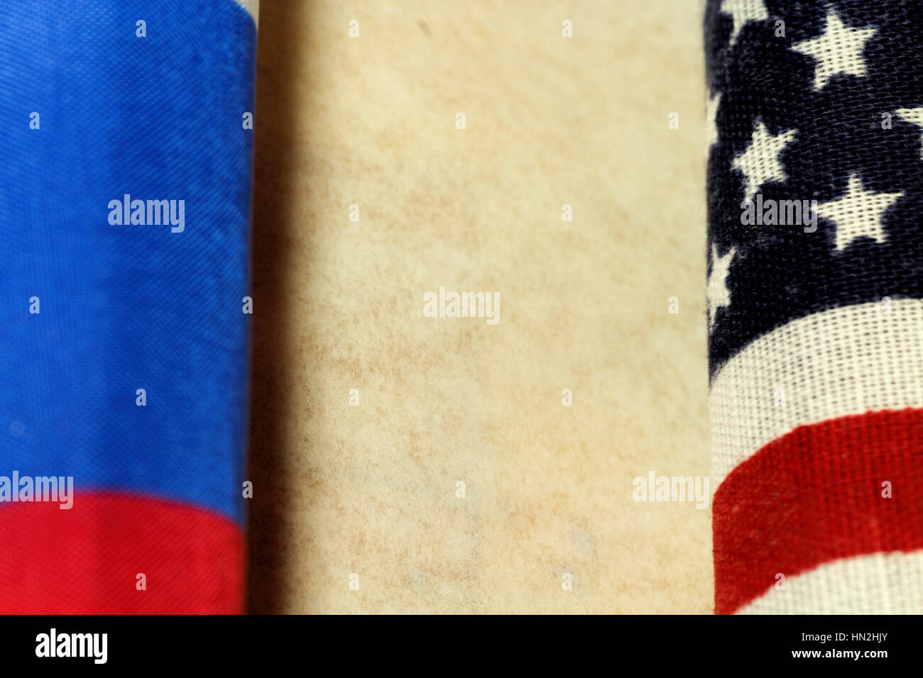 Bandiera americana e la bandiera russa fianco a fianco e testa a testa su uno sfondo luminoso Foto Stock