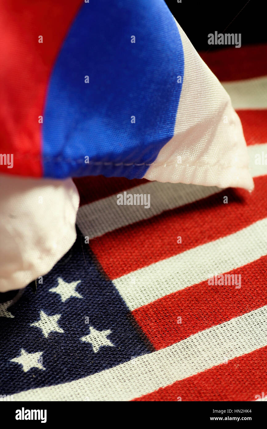 Bandiera americana e la bandiera russa fianco a fianco e testa a testa su uno sfondo luminoso Foto Stock