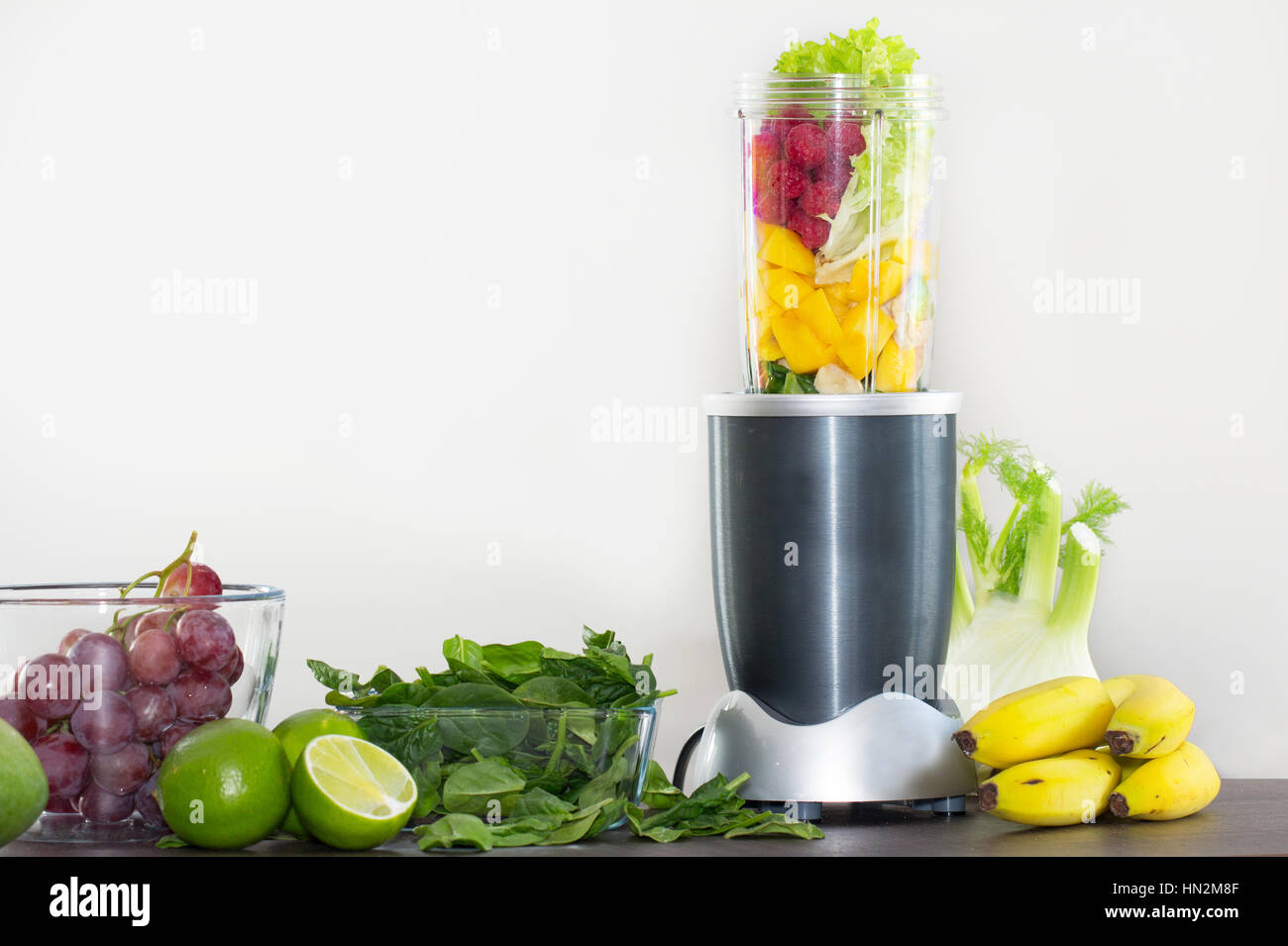I frullati ingredienti nel frullatore Foto Stock