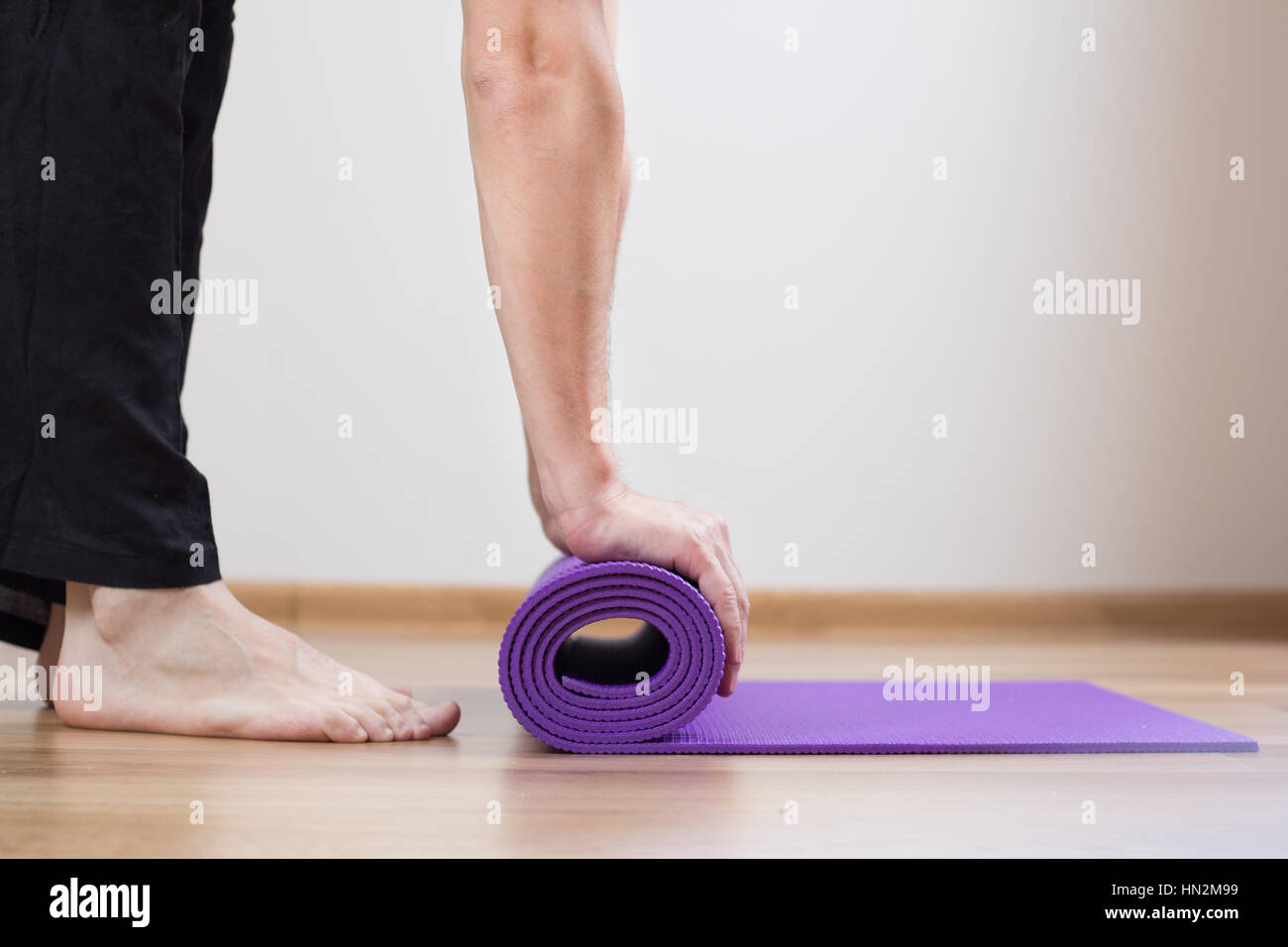 Piedi e materassino yoga Foto Stock